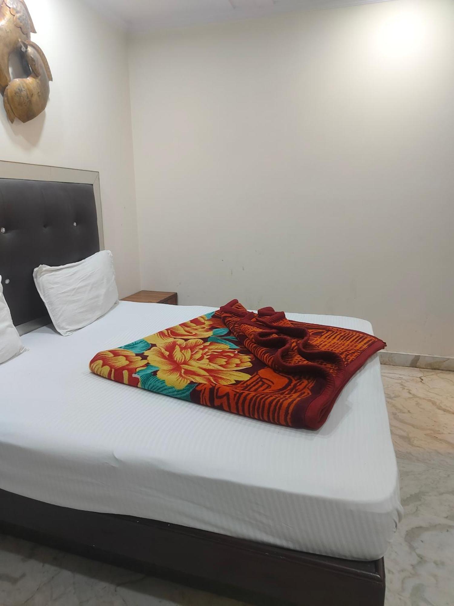 Hotel Perfect Spot- Main Bazar - Walking Metro Station Neu-Delhi Exterior foto